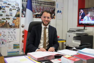 « Il est trop tôt pour lui de briguer un mandat électoral ! Mais, le jeune attaché parlementaire du député de la deuxième circonscription de l’Yonne André VILLIERS se verrait bien en bonne position sur une liste lors des prochaines échéances municipales à Tonnerre en 2026. Représenter les citoyens et travailler pour le bien-être collectif sont des valeurs qui résonnent en Yassin KOUACH… ».