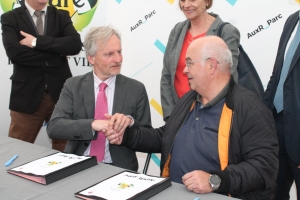 « La poignée de main est solennelle entre le président de la Communauté de l’Auxerrois, Guy FEREZ, et l’entrepreneur, Georges FERRARY. Elle concrétise la première signature d’une entreprise, en l’occurrence la SAS YCARE, à rejoindre, pour s’y développer, la future zone d’activité « AuxR Parc »… ».