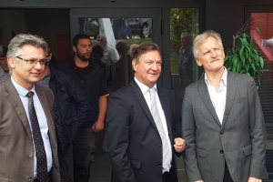 « Après trois réunions de la cellule de crise « confinement », les choses se précisent pour un lent retour vers la normalisation de notre existence dans la capitale de l’Yonne. Dès la semaine prochaine, plusieurs chantiers reprendront à Auxerre…Quant à l’Office Auxerrois de l’Habitat, représenté par Eric CAMPOY et Jacques HOJLO aux côtés de Guy FEREZ, il assurera la distribution de masques… ».