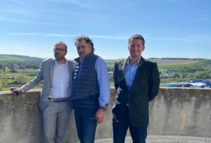 « Outil logistique indispensable à l’attractivité du territoire, le port de Gron connaît une croissance fulgurante depuis son entrée en service. En privilégiant le fluvial, le maritime et le ferroviaire, le complexe portuaire du nord de l’Yonne continuera à se développer avec le soutien de la Région BFC. C’est la teneur du message délivré par l’un de ses vice-présidents Nicolas SORET en visite au début de la semaine, à gauche, aux côtés de Didier MERCEY et Alban STREBELLE ».