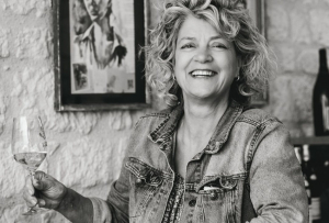 « Fidèle à ses valeurs altruistes Clotilde DAVENNE a souhaité ajouter une dimension solidaire à l’occasion du vingtième anniversaire de son domaine viticole à Préhy une vente aux enchères au profit de l’AIF, l’Association Ichtyose France. Elle soutient la recherche et accompagne les personnes atteintes de cette maladie de peau méconnue et non reconnue. Une pathologie qui se cache derrière des apparences, mais qui pèse lourd sur la vie des personnes qui en sont atteintes… ».