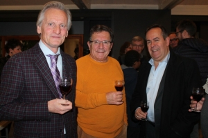 « La découverte du beaujolais nouveau n’aura servi que de prétexte distrayant et convivial aux instigateurs de la soirée (Michel CHAUFOURNAIS, Joël LOUBERT) pour faire connaître davantage l’espace sportif du Club Vert qui offre toute l’année de nombreuses animations. Une manière d’allier avec élégance et subtilité l’utile à l’agréable ! Ici : Guy FEREZ, Joël LOUBERT et Jean-Philippe BAILLY…».