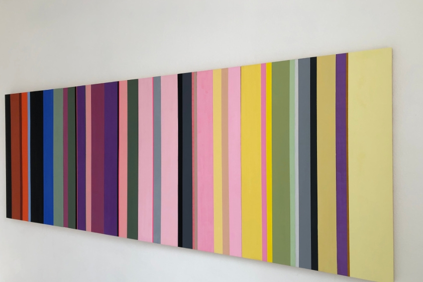 « De la couleur pastel, à la couleur sombre en passant par la joie d’un pigment des plus colorés, l’exposition proposée par Annie Paule THOREL chez Hors Cadre offre un voyage au cœur des lignes espacées au rythme d’une musique. L’utilisation de modules permettant de jouer avec les pigments propose une profondeur à chacune de ces œuvres… ».