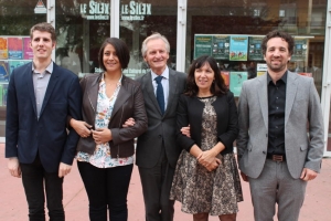 « Homme d’ouverture, le maire d’Auxerre Guy FEREZ (sans étiquette), candidat à sa réélection, n’a pas hésité à se placer au centre de la photographie entourant quelques-uns de ses colistiers qui symbolisent l’avenir. Serait-ce un astucieux clin d’œil à sa volonté farouche de rassembler le maximum de sensibilités autour de lui pour reconquérir son siège ? ».