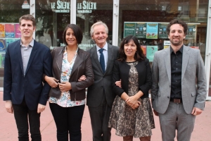 « Homme d’ouverture, le maire d’Auxerre Guy FEREZ (sans étiquette), candidat à sa réélection, n’a pas hésité à se placer au centre de la photographie entourant quelques-uns de ses colistiers qui symbolisent l’avenir. Serait-ce un astucieux clin d’œil à sa volonté farouche de rassembler le maximum de sensibilités autour de lui pour reconquérir son siège ? ».