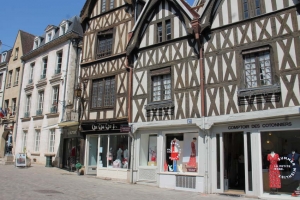 « La situation se complexifie pour certains artisans, commerçants, indépendants et libéraux qui attendent des signes tangibles de leurs élus pour savoir sur quel pied danser au niveau de la poursuite de leurs activités. A Auxerre, bon nombre de commerces non-alimentaires du cœur de ville ont dû baisser les rideaux… ».