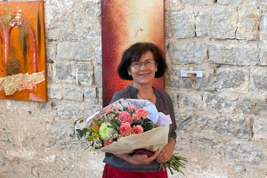 « Lors de l’animation « Tous Partenaires » de la Commission départementale de Présence Postale Territoriale de l’Yonne (CDPPT), la créative Alice BIAIS-BELARD, esthète de la peinture abstraite, a enchanté les invités du groupe La Poste à l’Abbaye de REIGNY. Dommage, l’exposition n’aura duré le temps que d’une seule soirée. Un éphémère qui demande à perdurer à l’avenir… ».