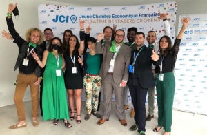 « Validé le 21 juin, le rapprochement entre la JCE (le club d’Auxerre en une) et le CJD offre de nouvelles opportunités de création évènementielle en Bourgogne Franche-Comté pour les deux structures associatives, accueillant des décideurs dont le fer de lance reste l’économie… ».