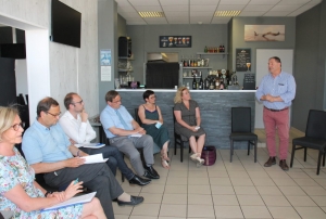 « En maître de cérémonie, le président de la CPME de l’Yonne Olivier TRICON avait convié les représentants des sept listes inscrites aux régionales à exposer le volet économique de leur programme devant les entrepreneurs. Trois listes seulement ont daigné répondre à cette initiative. Un signe révélateur de l’intérêt accordé à l’économie et aux entreprises par les candidats absents ? ».