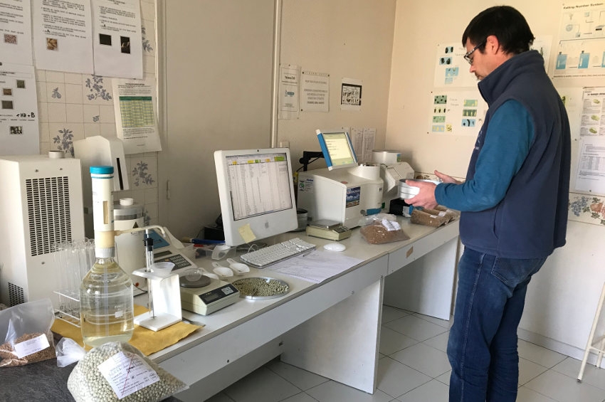 « Précurseur et novateur, Fabien MAURICE a initié un programme spécifique d’analyses des produits céréaliers afin de les identifier pour mieux répondre aux exigences des tractations entre producteurs et transformateurs. Opérationnel dans un vaste périmètre autour de l’Yonne, ce dispositif devrait s’élargir à l’ensemble de l’Hexagone très rapidement… ».