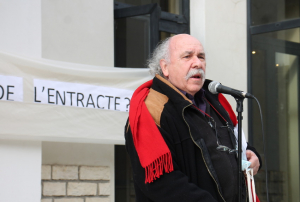 « Le chanteur Gérard-André (Gérard GAILLARD) aime intervenir régulièrement en public pour dire sa façon de penser. Que ce soit à La Closerie, son théâtre champêtre, ou lors de manifestations jetant les artistes dans la rue. Cette fois-ci, c’est la presse et les journalistes qui sont épinglés ! ».