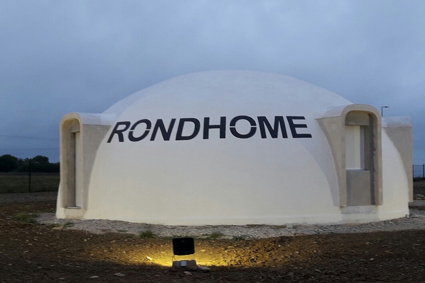 « L’année 2018 devrait permettre à la société ROND HOME de se propulser vers le haut des sommets. Tant sur le marché national avec les premières habitations construites en Corrèze et livrées dès le printemps qu’au plan international avec la présence de son dirigeant sur les salons professionnels à Dubaï (Emirats Arabes Unis) en novembre ou à Las Vegas (Etats-Unis) en février 2019. Du pain béni pour les treize membres du pacte d’actionnaires qui ont su miser juste grâce à INITIACTIVE 89 sur le bon vecteur entrepreneurial… ».