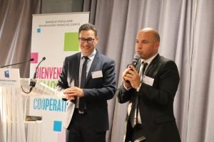 « Animateurs de la Soirée des sociétaires, Mickaël BOUTEILLER (à gauche) et Laurent GUEIT, respectivement directeur-adjoint et directeur régional de l’établissement de la Banque Populaire BFC dans l’Yonne, ont succédé au président Michel GRASS dans cette présentation éclectique de l’activité de l’établissement régional. Une présentation parsemée d’innovations et de récompenses… ».