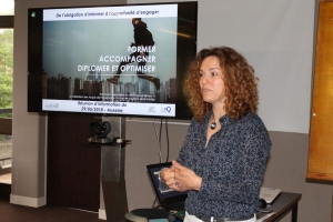 « Les parcours de VAE peuvent s’échelonner de six à huit mois selon le diplôme requis. Une fois déterminé, il restera à trouver le bon organisme certificateur et rester en cohérence avec son projet initial. C’est là que les exégètes de ce dispositif, à travers la structure VAE LES 2 RIVES, interviennent en accompagnant de manière optimale l’ensemble des acteurs de ce procédé qui permet de valoriser les expériences acquises au fil de sa carrière afin de continuer à progresser… « La gestion du stress des candidats est en cela prépondérante lors de la soutenance du dossier, constate Delphine ANDRIEUX, l’une des deux accompagnatrices de la structure dans l’Yonne, avec Régis MERARD (en blanc sur la photo en bas de texte). ».