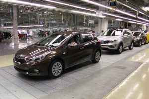 « Le plan relance, rapide et responsable (R3) du gouvernement en faveur de la filière automobile sera dévoilé d’ici deux semaines. Il devrait s’agir d’un coup de pouce financier sous forme d’aide ou de prime pour les acquéreurs de véhicules propres. Avec en toile de fond une équation qui n’est pas encore réglée : le stock des 400 000 véhicules en stock dans les concessions. Dont 96 % sont à moteur thermique… ».