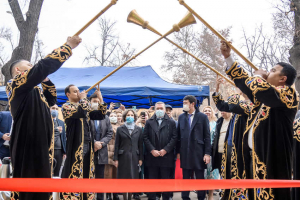 « Riche actualité pour le groupe de grande distribution SCHIEVER à l’international. Depuis le mois de décembre, l’entreprise de l’Yonne a ouvert quatre nouvelles supérettes de 100 à 150 m2, « bi1 », dans la capitale de l’Ouzbékistan, Tachkent. Confortant ainsi son ancrage vers l’Est ! ».