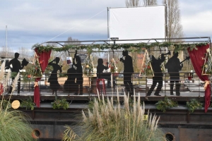 « En quelques mois d’ouverture, contrariée par la succession de périodes de confinement, La Scène des Quais aura réussi le tour de force d’accueillir à son bord 6 300 spectateurs venus applaudir 160 créations différentes et 110 artistes ! Cela méritait bien de célébrer le premier anniversaire ! ».