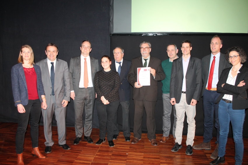 « Un nouveau challenge se préfigure en 2019 pour les collaborateurs du Syndicat départemental d’énergies de l’Yonne et leurs responsables, Jean-Noël LOURY, le président, et Eric GENTIS, le directeur : l’obtention de la certification Iso 14 001. Nonobstant, tous ont célébré la remise du diplôme de la certification Iso 9001, par le Bureau VERITAS, un sésame qui salue ainsi la dynamique autour de l’application de la qualité au sein de l’organisme… ».