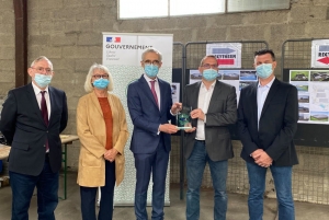 « Le préfet de l’Yonne Henri PREVOST a été accueilli par les dirigeants de la PME RECYTHERM lors d’une visite de l’unité de production de ce spécialiste du recyclage de matières plastiques. Outre le désormais symbolique trophée « France Relance », la structure a bénéficié d’une enveloppe de plus de 280 000 euros… ».