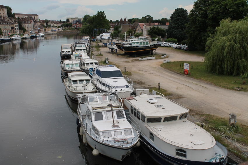 « Rassemblant les acteurs publics et privés du tourisme fluvial, ces cinquièmes Rencontres nationales, accueillies à Auxerre en 2020, favoriseront les synergies entre les acteurs économiques de ce segment d’activité. Plus d’une cinquantaine de structures internationales avaient pris part aux travaux de Bordeaux en février 2018. Ce rendez-vous sera pris en charge par la direction du développement de Voies navigables de France avec le soutien des équipes logistiques de la ville hôte. Un dossier que suivra attentivement Rachel LEBLOND, vice-présidente de la Communauté de l’Auxerrois en charge du tourisme… ».