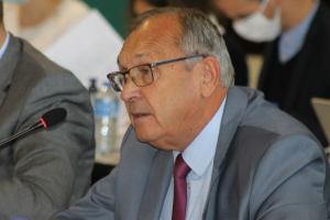 « Utilisant l’humour et la référence à Charles AZNAVOUR lors de sa prise de parole, le maire de Chevannes Dominique CHAMBENOIT a ouvert le bal de la séance communautaire de l’Auxerrois ce jeudi en début de matinée… ».