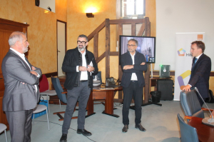 « Marc BOTIN et Paul-Antoine de CARVILLE écoutent attentivement les explications fournies par Olivier BISIAUX et Cyprien MATEOS, les porte-voix de l’opérateur ORANGE en Bourgogne Franche-Comté. Les démonstrations autour du réseau 5G se sont révélées convaincantes pour les élus du Sénonais, enthousiastes devant les nouvelles opportunités numériques offertes par la connectivité accélérée… ».