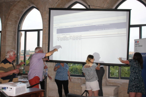 « A croire que l’écran installé à la préfecture où s’affichaient les résultats tout au long de la soirée, sait s’adapter aux circonstances : vert la semaine dernière au soir du premier tour, tricolore au soir du second…Avant qu’il ne s’écroule entraînant dans sa chute toutes les désillusions des candidats battus ? ».