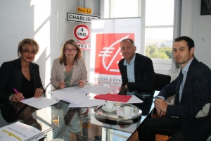 « La convention de partenariat bipartite qui unit INITIACTIVE 89 à la Caisse d’Epargne de Bourgogne Franche-Comté a été reconduite pour une nouvelle période de trois ans. Un accord qui renforce les liens solides et pérennes entre ces deux acteurs de l’économie, soucieux d’accompagner les créateurs/repreneurs d’entreprises…De gauche à droite : Malika OUNES, Anne REBOURS, Benoît ROUX et Julien LACOMBE. ».