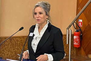 « Que d’eau, que d’eau, avec la traduction chiffres à l’appui de la porte-parole du Centre d’information de l’eau (CIEAU) Nathalie DAVOISNE, invitée par VEOLIA à s’exprimer devant des élus et qui dévoilera la perception des Bourguignons par rapport à cet indispensable liquide, source de vie… ».