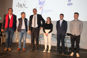 « Quarante-deux jeunes lauréats des concours départementaux et régionaux « Un des Meilleurs Apprentis de France » ont reçu les honneurs des représentants institutionnels et politiques de l’Yonne lors d’une cérémonie spéciale accueillie à Auxerre en salle Vaulabelle. Quatre d’entre eux recevront leurs médailles d’or nationales au Théâtre du Châtelet à Paris… ».