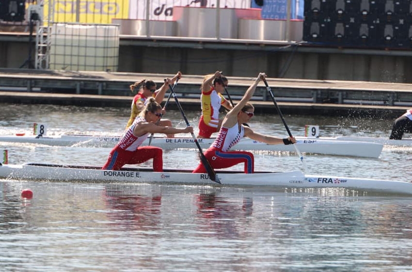 « L’Auxerroise Eugénie DORANGE, associée à la pensionnaire du club de Decize Laura RUIZ, n’a pas ménagé ses efforts pour obtenir le bronze au terme d’une âpre lutte sur le plan d’eau des mondiaux U 23 en canoë disputés au Portugal… ».