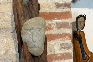 « Surprenantes et énigmatiques, les œuvres du sculpteur GRIMO observent avec leurs yeux de pierre les visiteurs qui pénètrent à l’intérieur du Moulin à Tan, à Druyes-les-Belles-Fontaines où se terminera l’exposition d’artistes de l’Yonne, accueillie par Arts et Décors Sans Frontières… ».