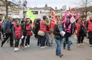 « Contre le 49.3 est devenu le leitmotiv des représentants de l’intersyndicale qui ont réalisé une opération protestataire coup de poing à Auxerre ce vendredi midi en occupant et en le bloquant, tout en filtrant la circulation, le Rond-Point de Paris, axe névralgique à la périphérie du centre-ville… ».