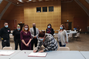 « Dans le cadre du dispositif porté par l’Etat, « 1 jeune 1 solution », la sous-préfète d’Avallon Cécile RACKETTE (à gauche) a validé deux contrats visant à accompagner deux jeunes filles vers l’emploi. Avec le concours de la Mission Locale et de structures accueillant de l’emploi, un CIE et un PEC ont été officialisés à la suite du petit déjeuner des employeurs… ».