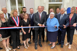« Avant que ne survienne l’inauguration officielle prévue le samedi 25 septembre, Aurélie et Jean-Sébastien VERHILLE, gérants du commerce multiservices « O Délices de Bassou » ont assisté à une cérémonie républicaine aux côtés du Premier ministre Jean CASTEX et de représentants du gouvernement dans le cadre du dispositif « 1 000 Cafés »… ».