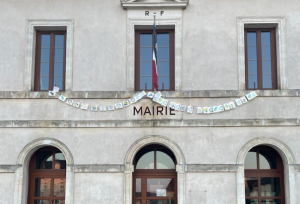 « Depuis ce week-end, le fronton de la mairie de Chevannes est ornementé d’une banderole conçue par des enfants en soutien à ceux qui souffrent en Ukraine. Un message encouragé par le maire Dominique CHAMBENOIT. Et si toutes les localités de l’Yonne en faisaient de même ? ».