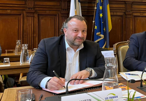 « Les outils existent, les opportunités se créent, les projets s’imaginent et se réalisent : c’est un Vincent MARTIN résolument optimiste et enthousiaste qui pousse les collectivités à maintenir leurs investissements à l’avenir. Des chantiers qui seraient assurés, on s’en doute, par les professionnels de la filière défendue par la FRTP… ».