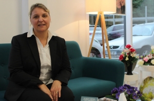 « La franchise PFF (POMPES FUNEBRES de France) implante sa première agence en Bourgogne grâce à l’engagement d’une jeune franchisée possédant les vertus déontologiques de la profession, Frédérique CHATON. La structure commerciale rayonnera sur l’ensemble du département de l’Yonne… ».