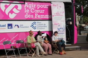 « Une femme décède en France toutes les sept minutes d’une maladie cardiovasculaire, soit 200 personnes par jour ! Auxerre accueille durant trois jours le Bus Cœur des Femmes sur la place de l’Arquebuse transformée en centre d’examens à ciel ouvert. Plus de 250 personnes ont été reçus dans ce grand village de la santé… ».