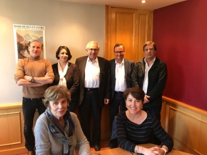 « Un cliché pour l’éternité pour les représentants départementaux des quatre formations politiques ayant décidé de soutenir le projet « Renaissance », incarné par Emmanuel MACRON. Au premier plan : la sénatrice Noëlle RAUSCENT et Michèle CROUZET, députée. Au second plan : Pascal HENRIAT, MODEM, Elodie ROY, Mouvement Radical Social et Libéral, Jean KASPAR, LREM, Jean-Philippe SAULNIER-ARRIGHI, AGIR et Patrice José TAMPIED AZURZA, LREM. Ensemble, ils mèneront campagne aux Européennes dans l’Yonne… ».
