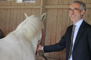 « Immersion instructive dans l’univers magique des activités équestres et circassiennes pour le préfet de l’Yonne Henri PREVOST ! Invité à découvrir le centre COCICO dirigé par Charles GOMME, le représentant de l’Etat s’est dit très attentif et vigilant à la situation des professionnels d’une filière, clé de voûte du tourisme et des arts de vivre dans l’Yonne… ».