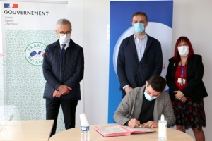 « Le plan « 1 jeune, 1 solution » devrait permettre au département de l’Yonne de concrétiser certains projets ou investissements selon le préfet Henri PREVOST. En présence de la directrice de Pôle Emploi Auxerre Séverine DUTREIX, le représentant de l’Etat assiste à la signature d’un contrat de travail en CDI pour ce nouveau collaborateur du restaurant Transvaal à Saint-Fargeau. Avec à la clé une aide financière à hauteur de 47 % du SMIC pour ses employeurs… ».