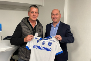 « Le président de l’AJ Auxerre Baptiste MALHERBE remet le précieux maillot à l’issue de la soirée « Cartes de visite » au représentant de la société CICHY Manutention, Guillaume PETIT ! Le hasard fait bien les choses ! ».