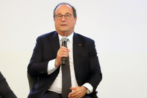 « Prépare-t-il les élections présidentielles de 2027 ? Ou simplement était-il à Auxerre pour assurer la promotion de son dernier opus, « Le Défi de gouverner » dont il a dédicacé des exemplaires l’après-midi ? En tout cas, l’ancien Président de la République socialiste François HOLLANDE a fait « recette » à Auxerre lors de sa conférence publique orchestrée par le Cercle Condorcet auxerrois… ».