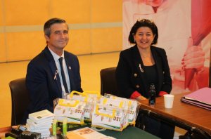 « En fin renard des surfaces aguerri dans les négociations, le président de la Chambre de Métiers et de l’Artisanat de l’Yonne Jean-Pierre RICHARD vient de signer une convention de partenariat avec la présidente de l’Association des Maires Ruraux de l’Yonne (AMRY) Dominique CHAPPUIT dans le but de proposer les services de la chambre consulaire dans l’accompagnement économique des communes de proximité... La photo nous le présente quelques minutes après avoir paraphé le document avec une collaboratrice régionale ».