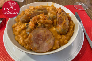 « On n’est pas à Castelnaudary mais pourtant le cassoulet maison proposé à La Champlostine mérite amplement le détour ! Servant des produits frais et une cuisine maison, cet établissement de village nécessite une halte gourmande… ».