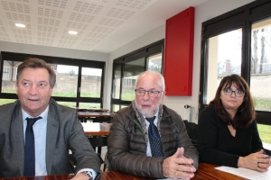 « Satisfaction optimale pour l’élu icaunais, Robert BIDEAU, à l’issue de la cérémonie protocolaire unissant la Banque des Territoires et l’Office Auxerrois de l’Habitat sur le projet de rénovation du Foyer des jeunes travailleurs à Auxerre. Président du conseil d’administration de l’association gestionnaire, le maire de Monéteau s’est félicité de la qualité des travaux avant de remercier l’ensemble des partenaires… Sur la photo : Jacques HOJLO, Robert BIDEAU et Corinne LEMIERE…».