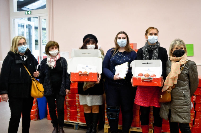 « C’est la mobilisation générale pour les Pères Noël solidaires que sont l’édile de Sens Marie-Louise FORT, Bernadette PEREZ, conseillère déléguée en charge des liens intergénérationnels et des aînés, et l’équipe composée de Marie-Ange REDONDOT, Magali CHAISE, Séléna GOSSELIN et Edwige TASSIGNON. Un geste altruiste et gourmand au profit des seniors… ».