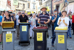 « A l’image des « Tambours du Bronx » en mode poubelle plastifiée, les membres du collectif « AuxR M sa collecte en porte à porte » ont manifesté samedi dernier dans les rues de la capitale de l’Yonne contre le projet de points d’apport volontaires. Une manifestation mobilisatrice… ». 