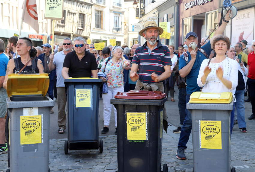 Les opposants au projet ne se laissent pas faire : les poubelles de la colère ont résonné dans les rues d’Auxerre